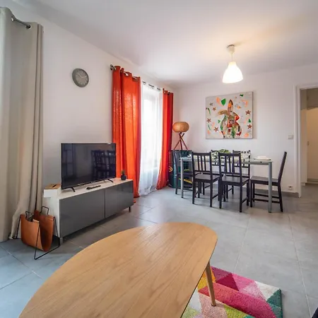 Warhol Vibes - Couleurs Et Confort Avec Garage Dijon