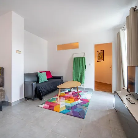 Warhol Vibes - Couleurs Et Confort Avec Garage Lejlighed Dijon