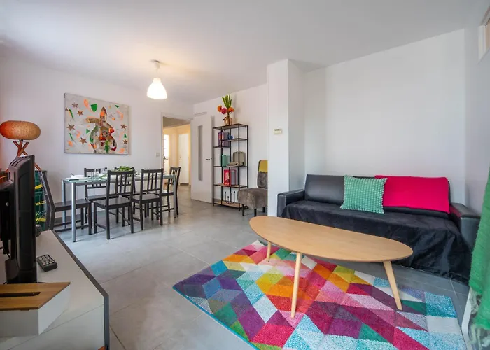 Warhol Vibes - Couleurs Et Confort Avec Garage Lejlighed