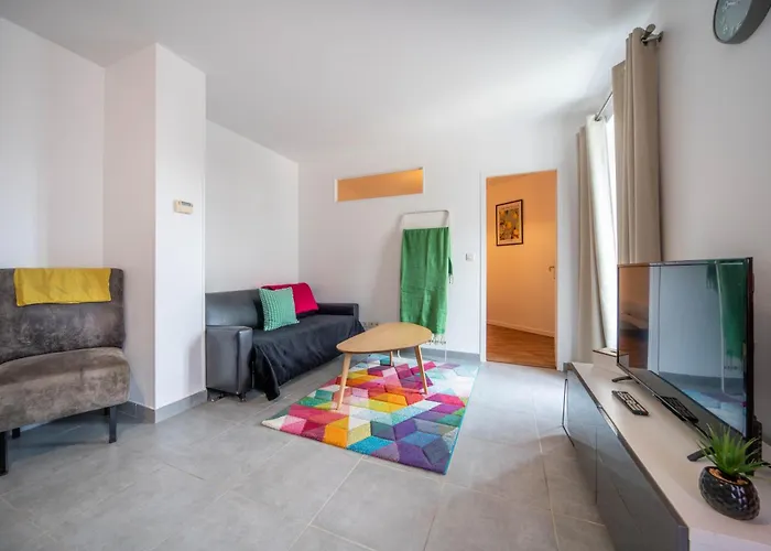 Warhol Vibes - Couleurs Et Confort Avec Garage Lejlighed Dijon